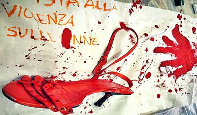 no alla violenza donne scarpe rosse